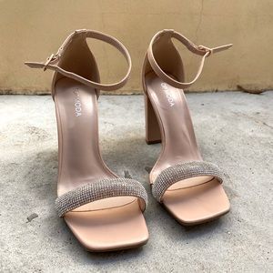 Topmoda size 8 sparkling formal nude chunky heel